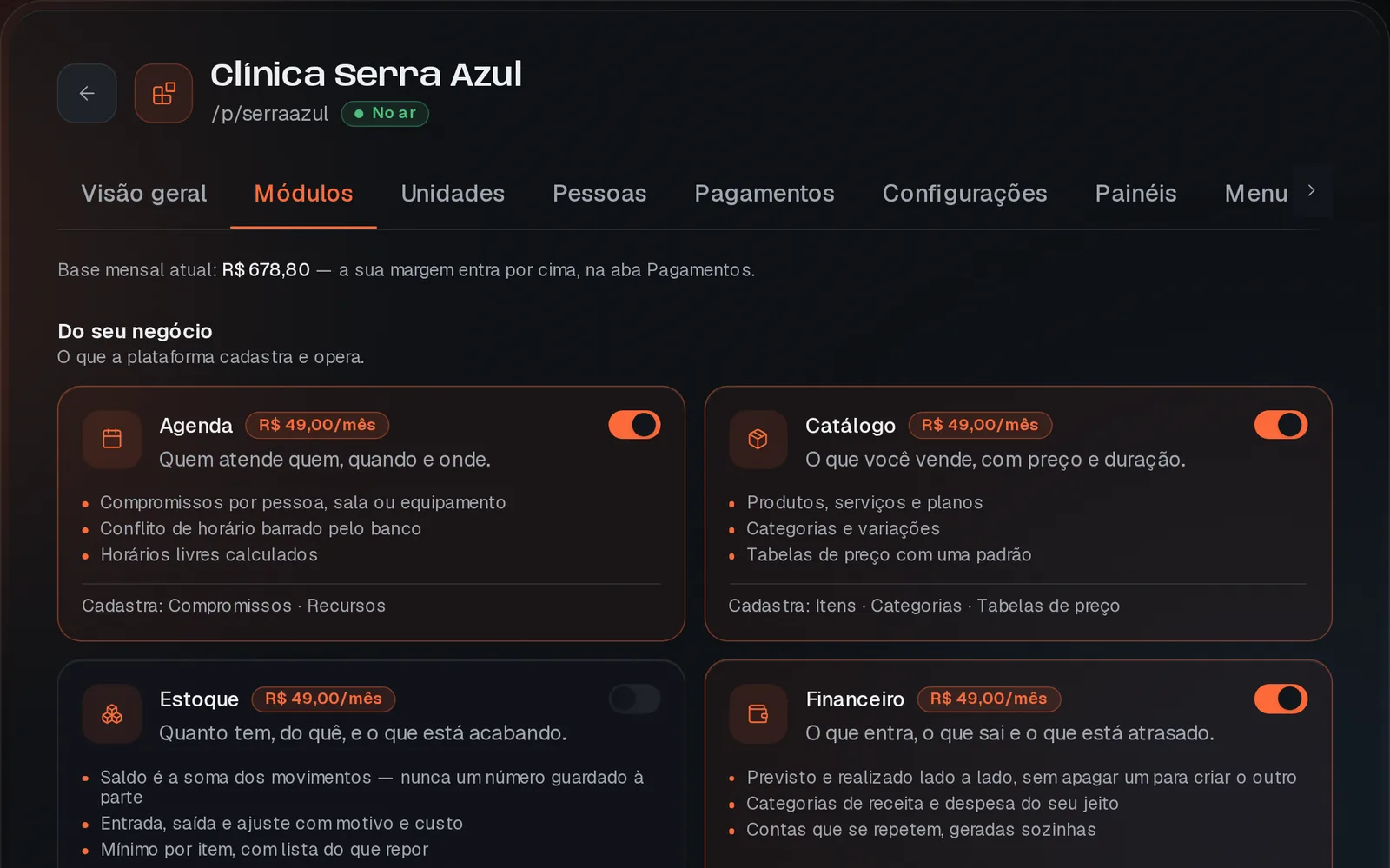 Tela do construtor com os módulos da Clínica Serra Azul: Agenda, Catálogo, Estoque e Financeiro, cada um com o preço por mês e um interruptor.